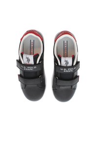 Svarta läderskor med kardborreband, med en röd och vit inredning och logotyp. Rundad tå och texturerad ovandel, med en vit sula.