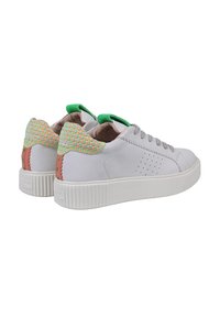 Sneaker bianche in pelle con un contrafforte colorato verde e rosa, lacci grigi e una robusta suola in gomma bianca.