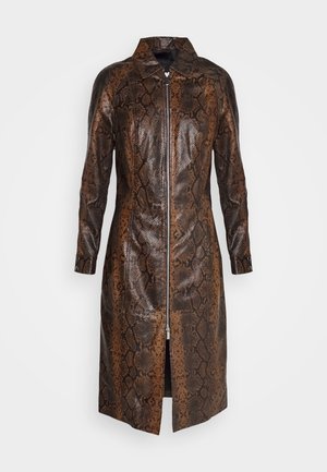SASKIA LONGSLEEVE EMBOSSED DRESS - Tričkové šaty - amber brown