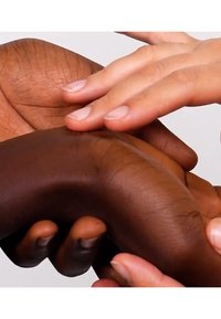 Två händer, en mörk och en ljus, rör vid varandra. Den mörka huden har en slät textur, medan den ljusa huden verkar något glansig.