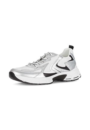 Zilveren sportshoe met een bovenwerk van mesh en synthetisch materiaal, zwarte accenten, gestructureerd oppervlak, vetersluiting en een rubberen zool met grip.