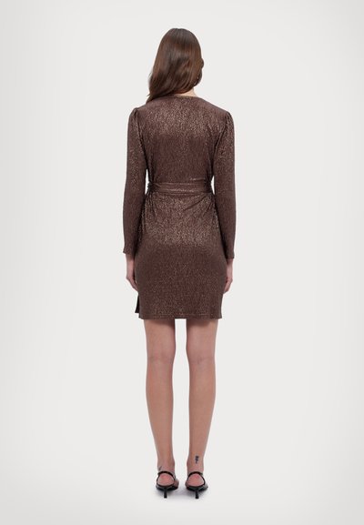 Schimmerndes bronzefarbenes Kleid mit langen Ärmeln und taillierter Taille, das eine glatte Textur aufweist und einen kurzen Saum mit seitlichen Schlitzen hat.
