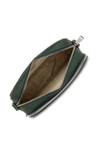 Grüne Leder-Clutch mit silbernem Reißverschluss, die eine strukturierte Form und eine glatte Oberfläche aufweist. Das Innere ist mit beigem Stoff ausgekleidet.