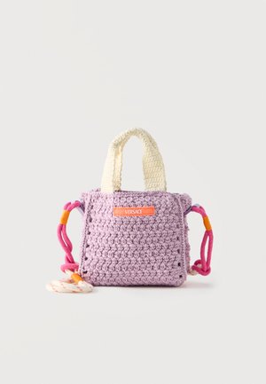 Bolso de mano de ganchillo lila con asas crema, correa para el hombro de cuerda rosa y naranja, y etiqueta naranja de Versace en el frente.