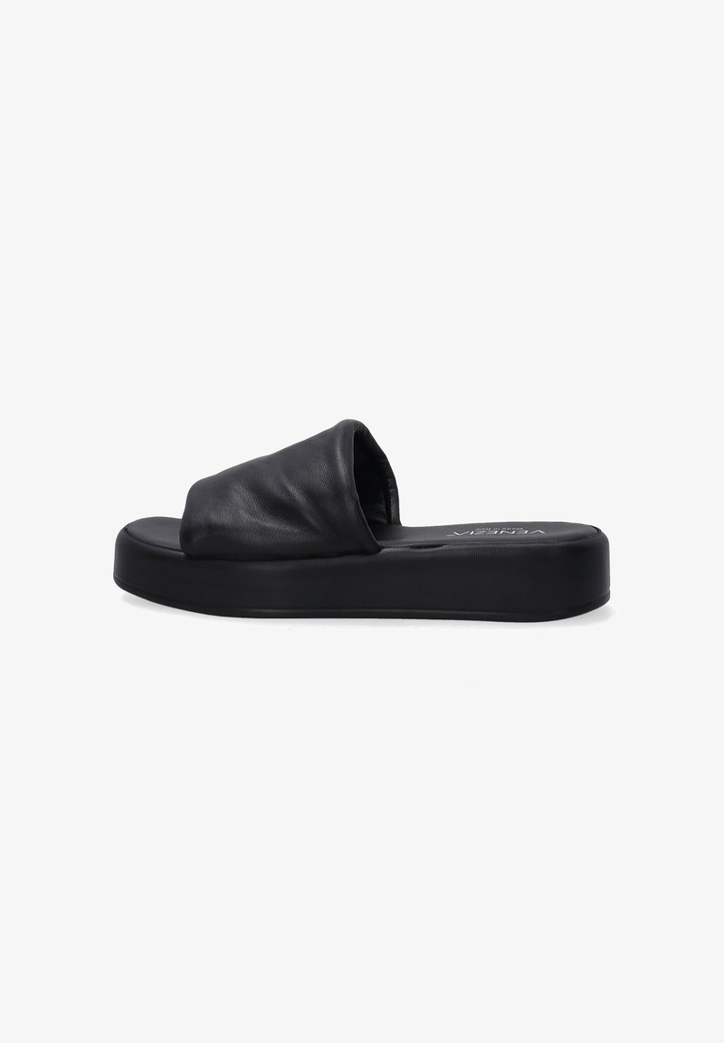 Sandales à glisser noires en cuir avec un design supérieur doux et plié ; semelle épaisse noire offrant élévation et confort ; pas de métal visible.