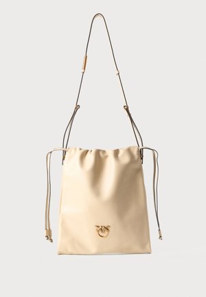 Beige Eimer-Handtasche aus glattem Synthetikmaterial. Mit einer Kordelzug-Verschluss und einem goldfarbenen Akzent mit einem Logo. Verstellbarer Tragegurt.