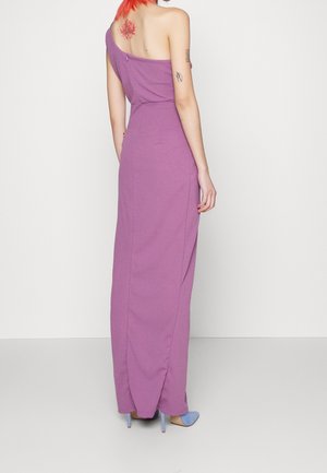 Vestido maxi morado de un solo hombro con un corpiño ajustado, abertura lateral, cremallera en la espalda y textura suave. Presenta un tatuaje floral cerca del hombro.