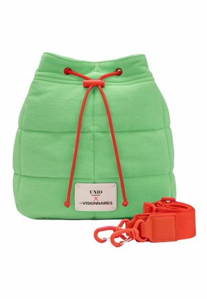 Sac à cordon matelassé vert avec cordon rouge et sangle rouge amovible, avec une étiquette blanche comportant les noms des marques.