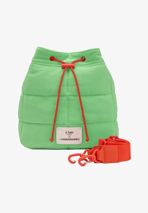 Sac à cordon matelassé vert avec cordon rouge et sangle rouge amovible, avec une étiquette blanche comportant les noms des marques.