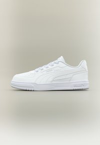 Άσπρο χαμηλό sneaker Puma με κορδόνια, υφή στην σόλα και λογότυπο Puma στο πλάι και στη φτέρνα, πάνω σε ουδέτερο φόντο.