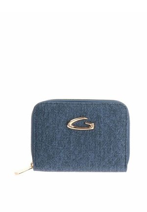 Portefeuille en denim bleu avec fermeture éclair sur toute la circonférence et un emblème métallique doré en forme de lettre G sur le devant.