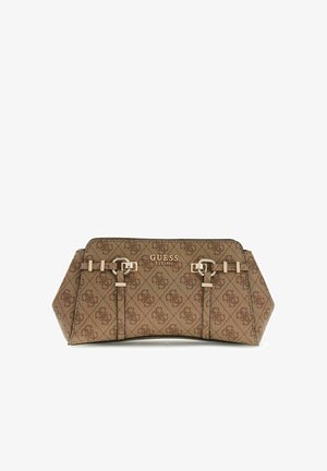 Sac pochette Guess marron avec motif logo sur l'ensemble, boucles dorées et inscription "GUESS EST 1981" embossée au centre avant.