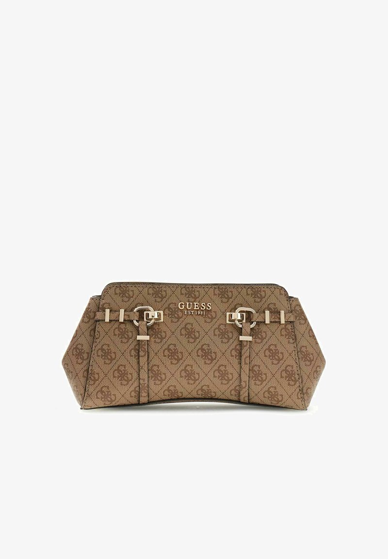 Sac pochette Guess marron avec motif logo sur l'ensemble, boucles dorées et inscription "GUESS EST 1981" embossée au centre avant.