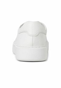 Baskets blanches en cuir avec une texture lisse, une forme arrondie et une semelle épaisse. Présentent des détails de couture et un dos légèrement rembourré.
