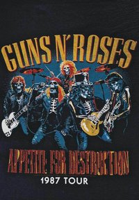 T-shirt nera con una grafica colorata che presenta versioni scheletriche dei membri della band, chitarre e il testo "GUNS N' ROSES APPETITE FOR DESTRUCTION 1987 TOUR."