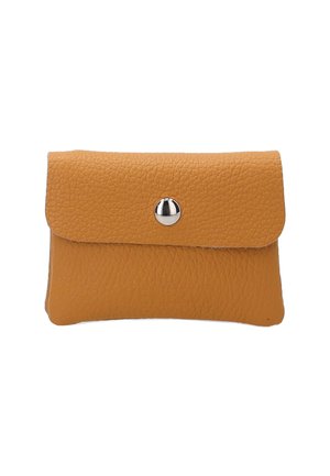 Gelbe Lederbörse mit strukturiertem Finish, ausgestattet mit einer Klappenverschluss und einem silbernen Druckknopf, leicht abgerundeten Ecken und kompaktem Design.