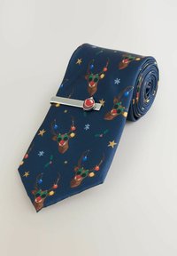 Blaues Glied mit Rentiergrafiken, Weihnachtsdekorationen, Sternen und Schneeflocken, aus strukturiertem Stoff gefertigt und mit einer silbernen Krawattenklammer versehen.