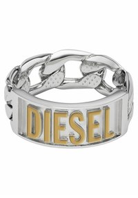 Silvermetallring med kedjelänkdesign och en flat band med ordet "DIESEL" i upphöjd gul text. Slät yta.