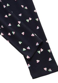 Leggings de canalé en azul marino con un patrón repetido de pequeños corazones multicolores en rosa, verde y azul. Textura suave, diseño ajustado.