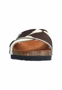 Bruine koeienhuid slidesandalen met een wit en zwart geometrisch patroon, kurken voetbed en een gestructureerde rubberen zool voor grip.