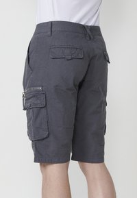 Heren donkergrijze cargoshorts van een lichtgewicht stof, met meerdere zakken, een ritszak op de zij en een relaxte pasvorm.