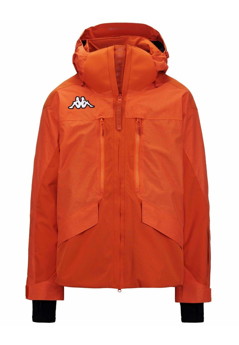Giacca impermeabile arancione con cappuccio, dotata di due tasche frontalmente con zip e logo Kappa sul petto sinistro. Polsini regolabili e prolunghe ai polsini.