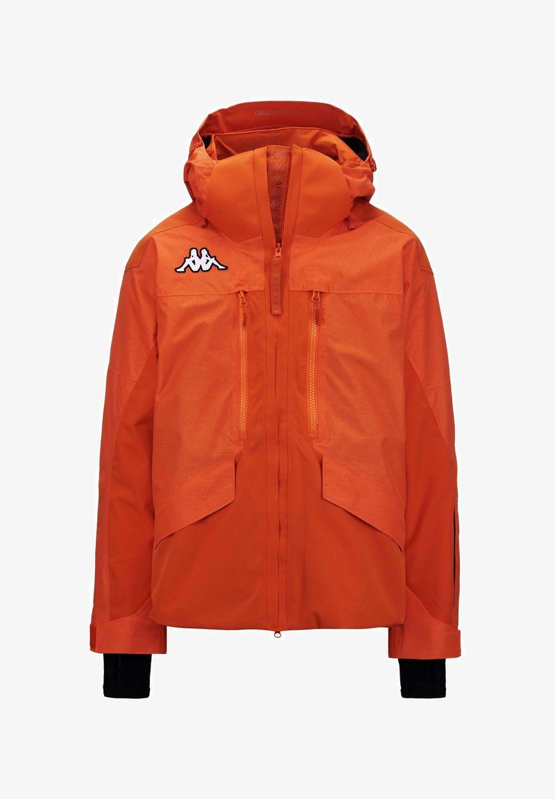 Giacca impermeabile arancione con cappuccio, dotata di due tasche frontalmente con zip e logo Kappa sul petto sinistro. Polsini regolabili e prolunghe ai polsini.