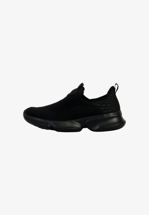 Chaussure de sport noire sans lacets avec un dessus en mesh texturé, un col rembourré et une semelle en caoutchouc épaisse pour le confort et le soutien.