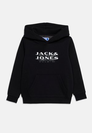 Zwarte hoodie met voorzak, witte vervormde tekst "JACK & JONES" en geometrisch ontwerp op de borst, lange mouwen en een aangehechte capuchon.