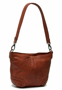 Bolso de hombro de cuero marrón con una textura suave, forma curva y una correa larga, que presenta detalles metálicos y costuras.