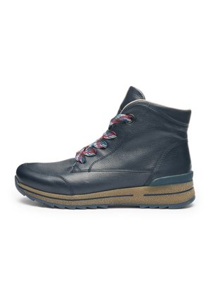 Dunkelblauer Leder-Stiefelette mit mehrfarbigen Schnürsenkeln und einer strukturierten braunen Sohle, entworfen für den Freizeit- oder Outdoor-Gebrauch.