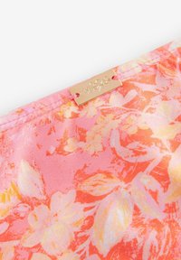 Ziedu raksta audums rozā un oranžās krāsās, ar metāliski zelta akcentu birku, kurai ir ziedu dizains. Gluda, viegla tekstūra.