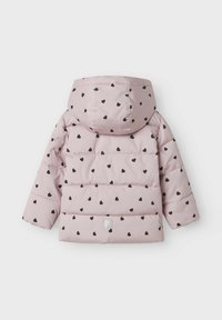 Cappotto imbottito rosa con cappuccio, caratterizzato da un motivo di piccoli cuori neri e una toppa quadrata con logo in basso. Tessuto texturizzato.