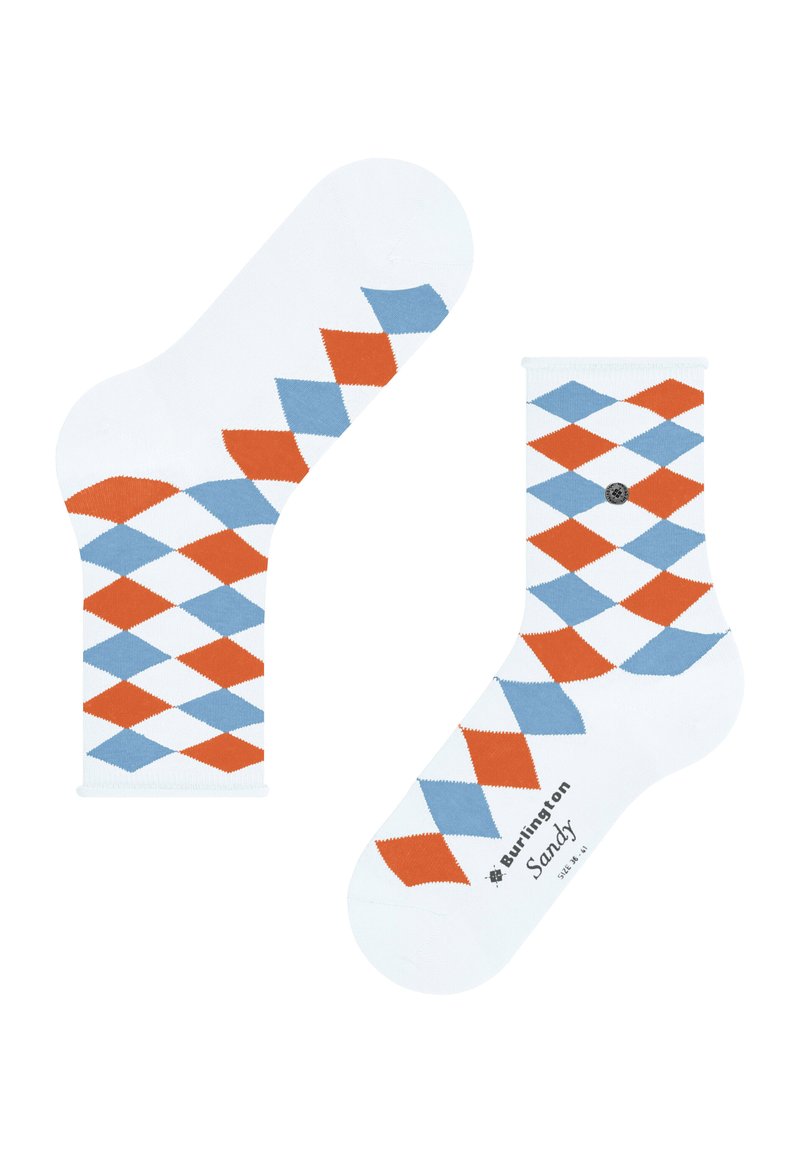 Weiße Socken mit einem blauen und orangefarbenen Rautenmuster, mit einer einfarbigen Ferse und Spitze. Beinhaltet ein Logo im Knöchelbereich.