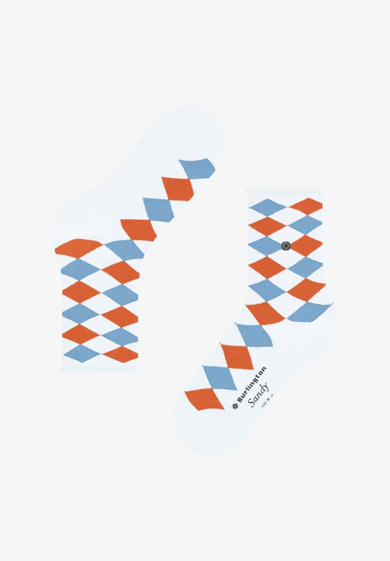 Weiße Socken mit einem blauen und orangefarbenen Rautenmuster, mit einer einfarbigen Ferse und Spitze. Beinhaltet ein Logo im Knöchelbereich.