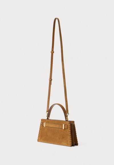 Pruun seemisnahast käekott struktureeritud disainiga, millel on lühike ülakäepide ja pikk reguleeritav rihm. Sisaldab dekoratiivseid õmblusi ja riistvara aktsente.