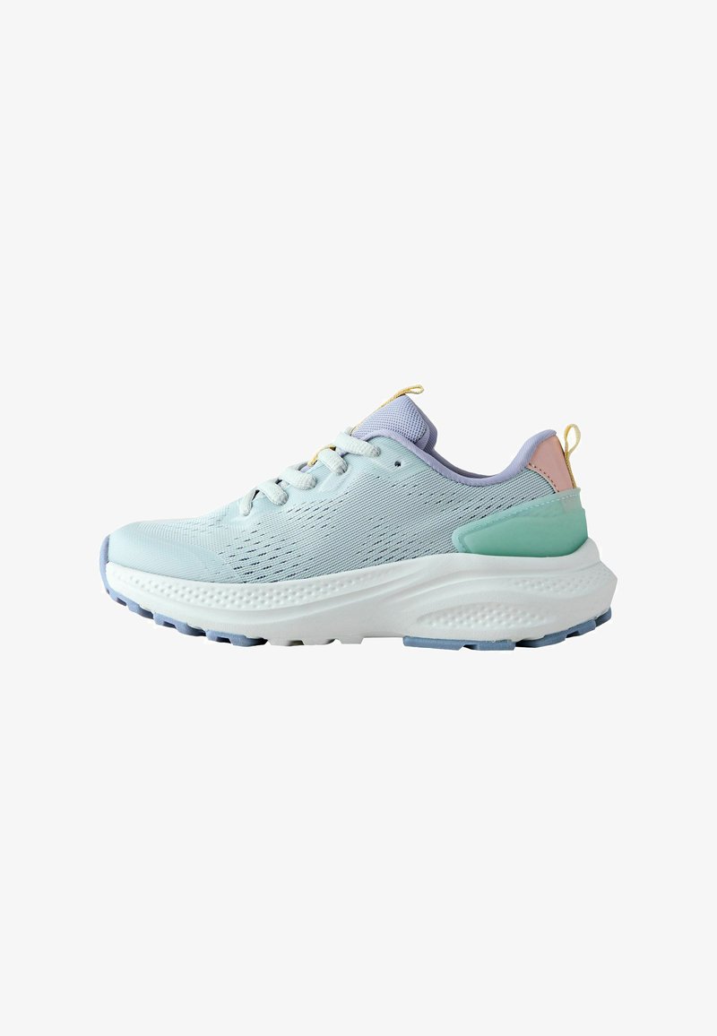 Chaussure de course en mesh bleu clair avec semelle épaisse blanche, doublure intérieure lavande, support de talon vert menthe, et languettes de tirage pêches et jaunes.