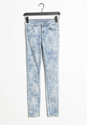 Světle modré skinny džíny s květinovým potiskem, vyrobené z denimu. Mají klasický pětikapsový design a standardní zipový uzávěr.