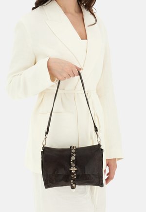 Borsa a mano in pelle nera con finitura testurizzata, dotata di una chiusura decorativa con accenti metallici e di una tracolla removibile.