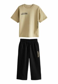 Next SUBSCRIBE HEAVYWEIGHT SHORT SLEEVE AND WIDE LEG JOGGERS SET - Verryttelyhousut - black stone