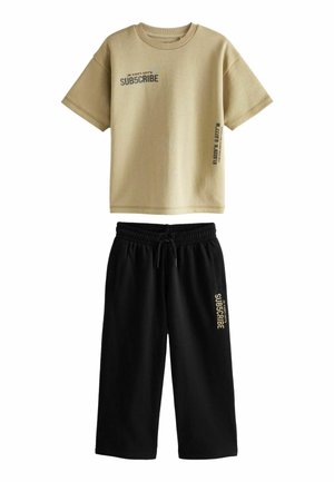 SUBSCRIBE HEAVYWEIGHT SHORT SLEEVE AND WIDE LEG JOGGERS SET - Träningsbyxor - black stone