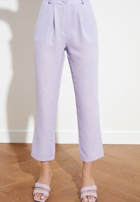 Lavendel hoge taillebroek met plooien, een knoopsluiting en cropped, recht gesneden pijpen. Glad fabric met een gemêleerde afwerking.