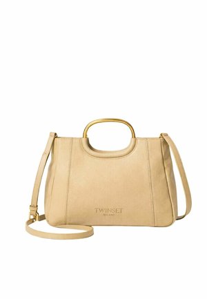 Béžová kožená kabelka so zlatým kovovým horným úchytom, nastaviteľným ramenným popruhom a vyrazeným nápisom "TWINSET MILANO" na prednej strane.