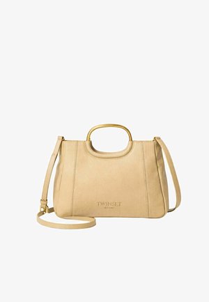 Beżowa skórzana torba na ramię z metalowym złotym uchwytem od góry, regulowanym paskiem na ramię oraz wytłoczonym napisem „TWINSET MILANO” na przedzie.