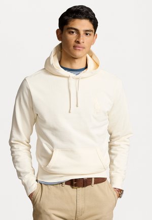 Crème-kleurige hoodie gemaakt van zachte stof, met een voorzak, trekkoordcapuchon en een subtiele geborduurde logo op de borst.