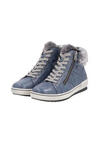 Sneaker alte in pelle blu con bordo in pelliccia sintetica, lacci grigi, zip laterale e suola in gomma texture caratterizzata da scanalature orizzontali.