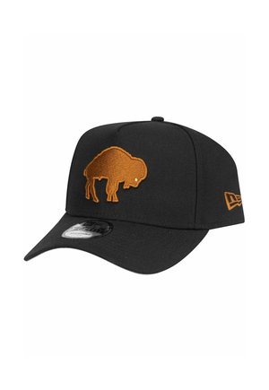 Casquette noire avec un design de bison brodé orange à l'avant, avec une visière courbée et un tissu texturé. Comprend un logo de la marque sur le côté.