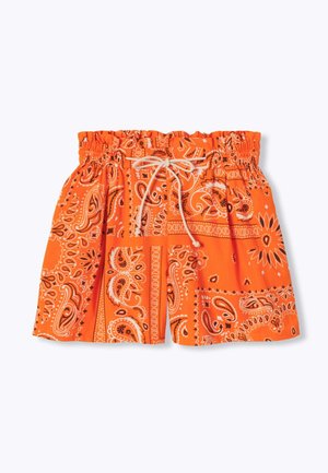 Shorts orange vif avec une ceinture élastique, un cordon blanc et un motif bandana paisley et floral.