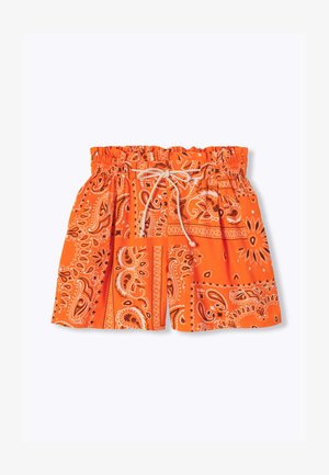 Shorts orange vif avec une ceinture élastique, un cordon blanc et un motif bandana paisley et floral.