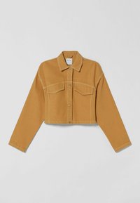 Gul kort denimjacka med krage, två bröstfickor och knappstängning, med synlig kontrastsöm på sömmarna.